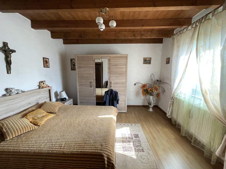 Casă individuală cu 10 camere cu Canalizare în Brâncoveni