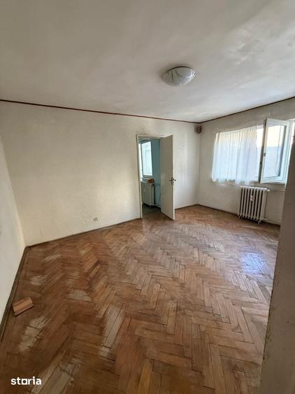 Apartament cu 3 camere semidecomandat în George Enescu