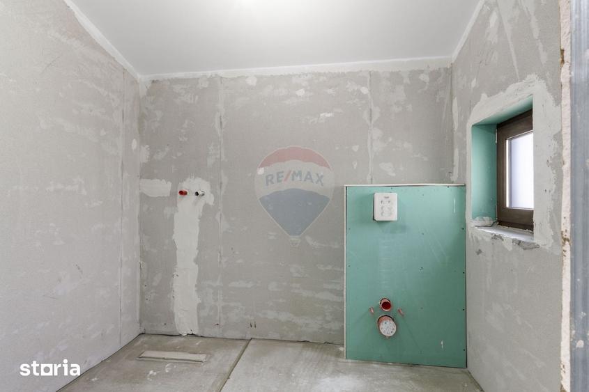 Casă cu 7 camere cu Teren 437 Mp în Livada