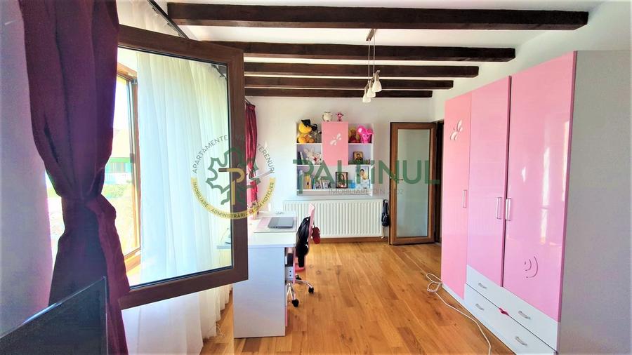 Casă individuală cu 7 camere cu Canalizare în Calea Poplăcii