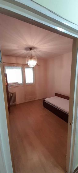 Apartament cu 3 camere semidecomandat în Iancului