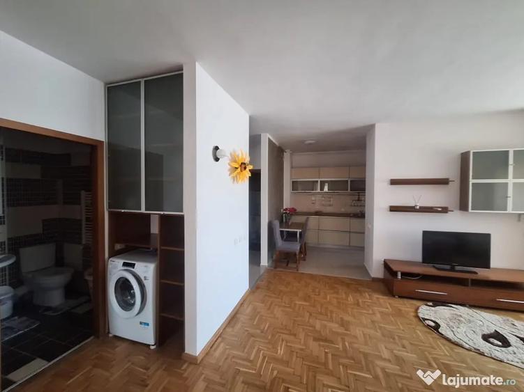 Apartament cu 3 camere semidecomandat în Central