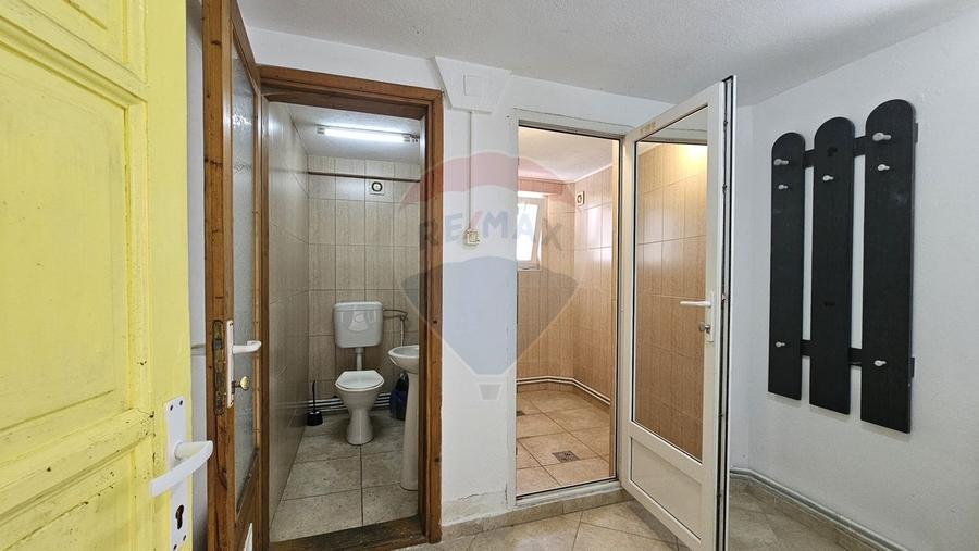 Casă individuală cu 7 camere cu Teren 1151 Mp în Central