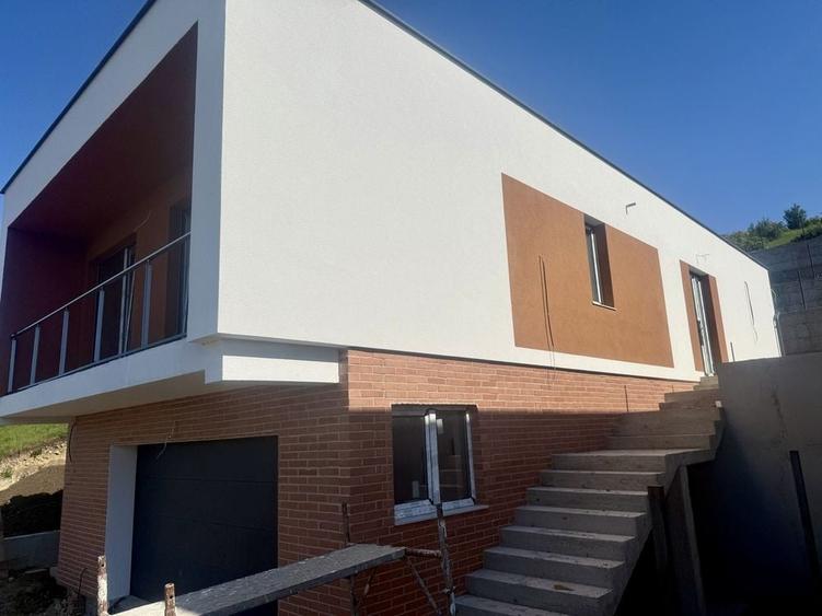 Casă cu 4 camere în Dezmir