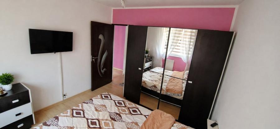 Apartament cu 3 camere semidecomandat, mobilat în Craiovița Nouă