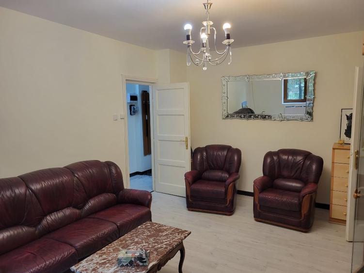 Apartament cu 3 camere semidecomandat, mobilat în P-ța Romană