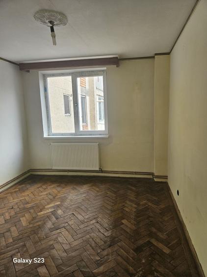 Apartament cu 3 camere decomandat în Exterior Vest