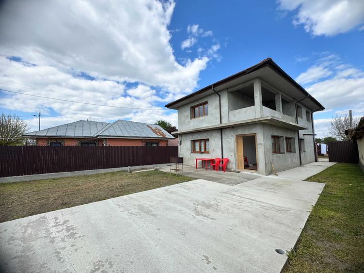 Casă cu 4 camere în Liești