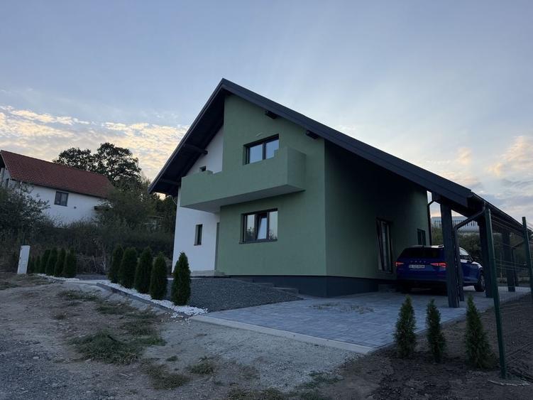 Casă cu 4 camere în Șelimbăr