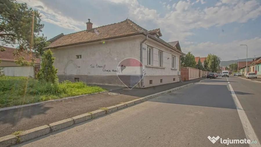 Casă cu 3 camere cu Teren 553 Mp în Central