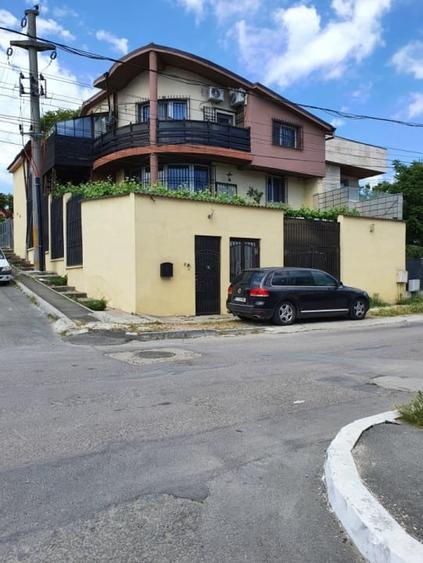 Casă cu 5 camere cu Canalizare în Central