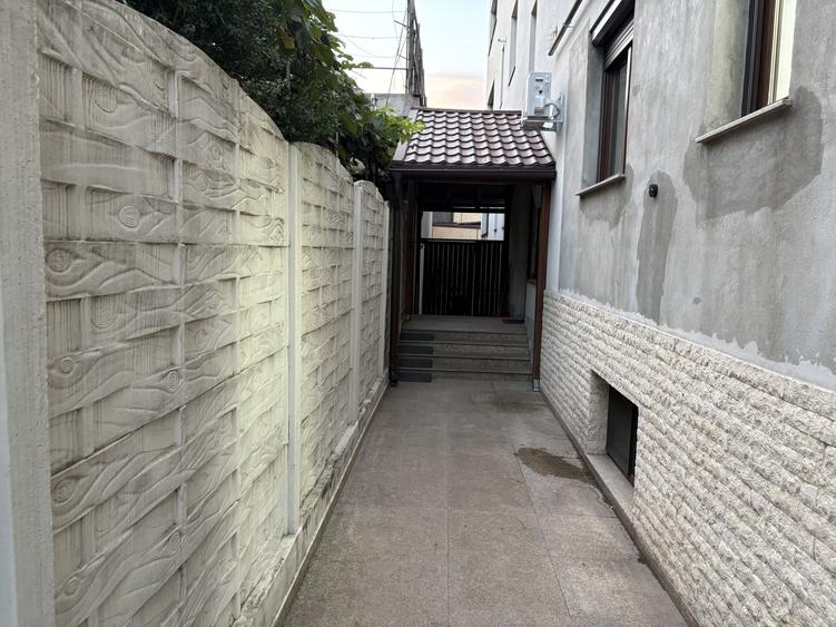 Apartament cu 3 camere semidecomandat în Jiului
