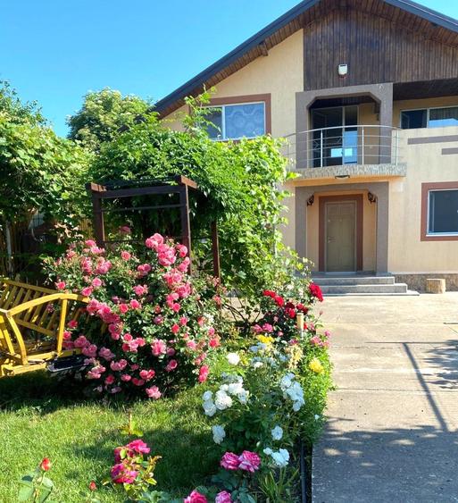 Casă cu 6 camere cu Teren 1600 Mp în Călugăreni