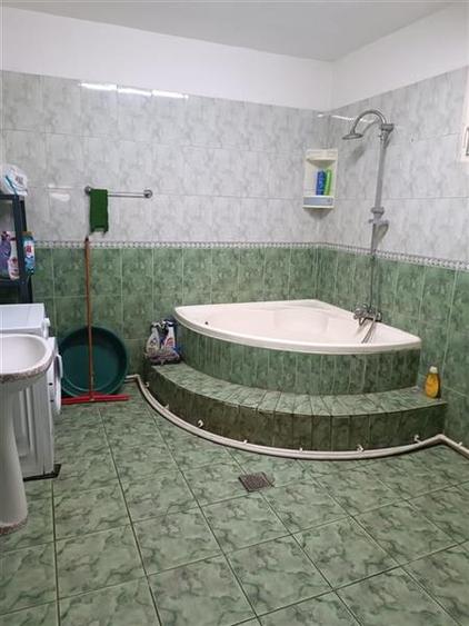 Casă individuală cu 8 camere cu Canalizare în Chitila