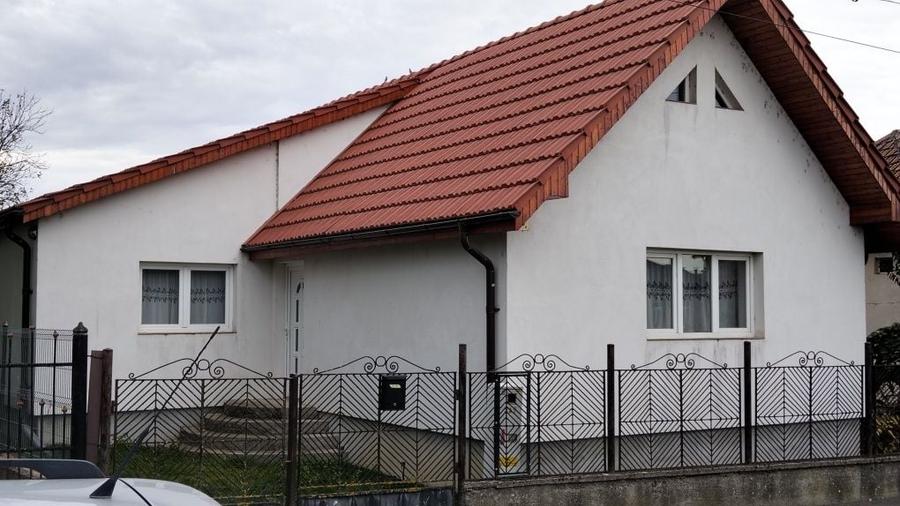 Casă cu 3 camere decomandat în Lazuri