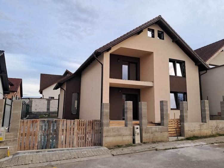 Casă individuală cu 4 camere cu Canalizare în Șura Mică