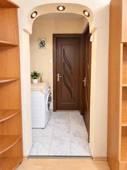 Apartament cu 3 camere semidecomandat în Craiovița Nouă