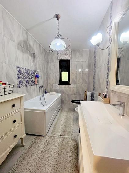 Casă individuală cu 5 camere cu Canalizare în Bucium