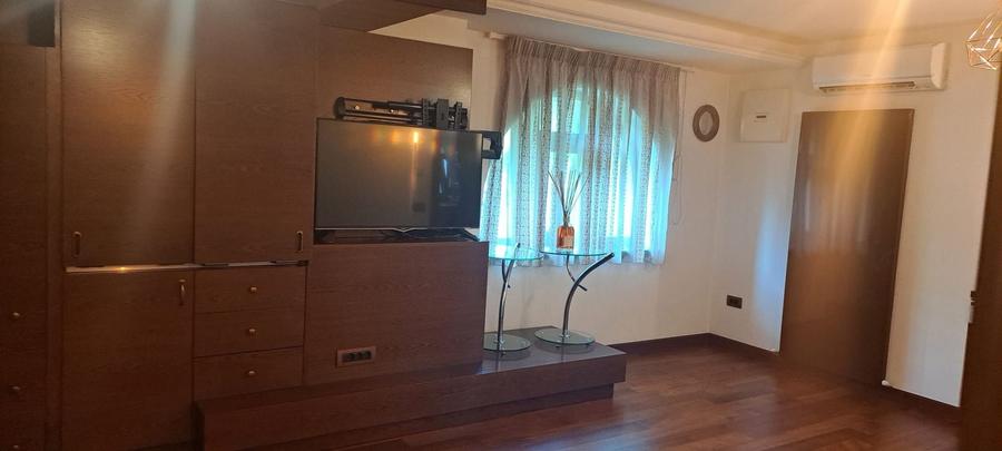 Casă individuală cu 8 camere cu Canalizare în Unirii