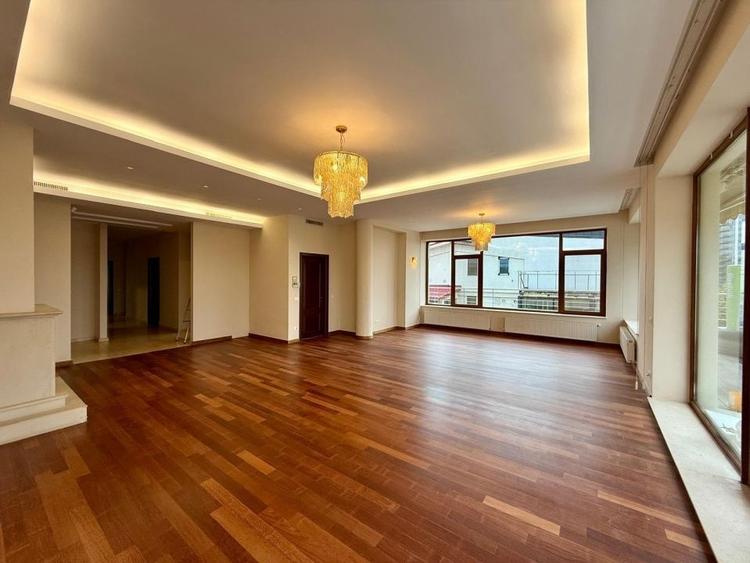 Apartament cu 4 camere decomandat, mobilat în Barbu Văcărescu