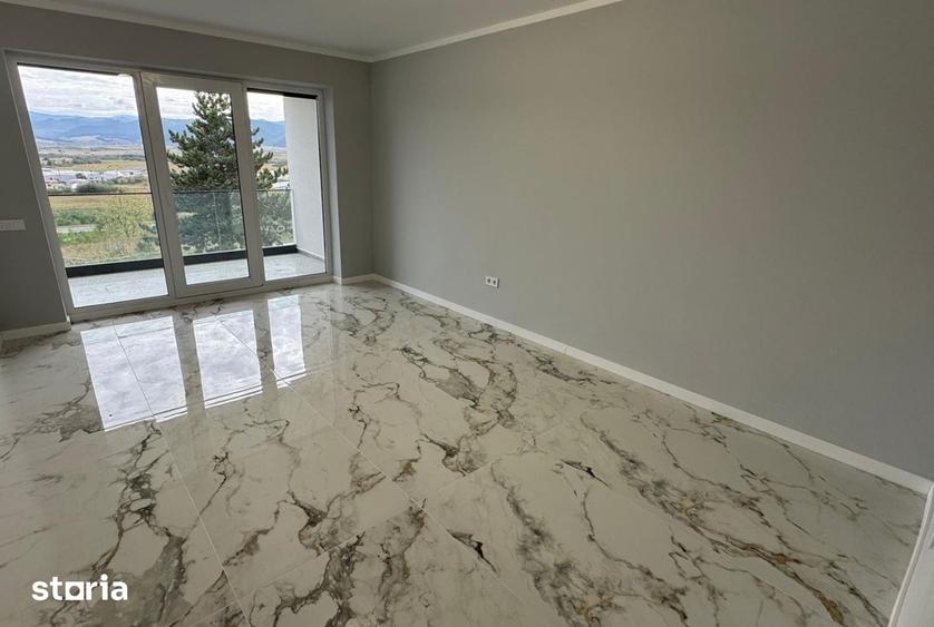 Apartament cu 3 camere decomandat în Cristian