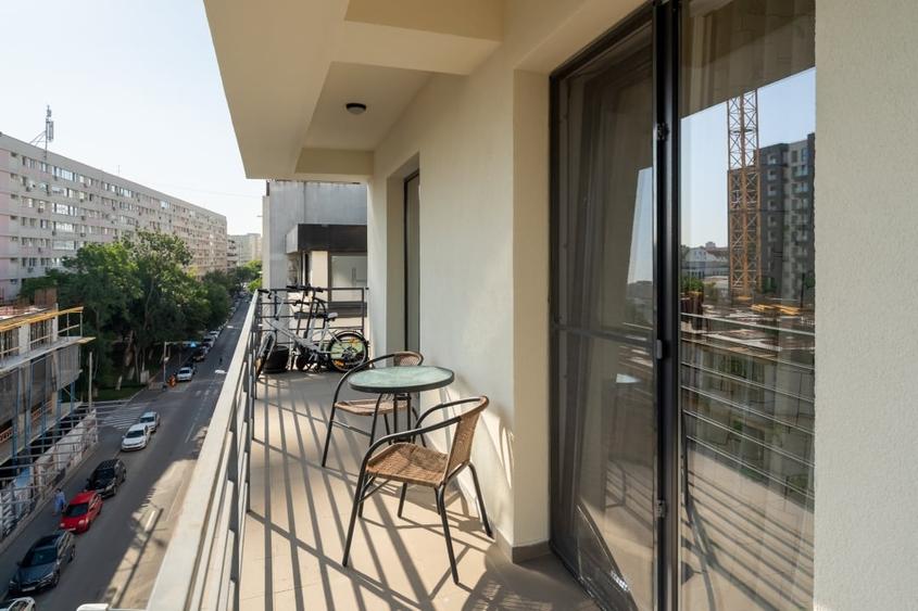Apartament cu 3 camere semidecomandat, mobilat în Moșilor