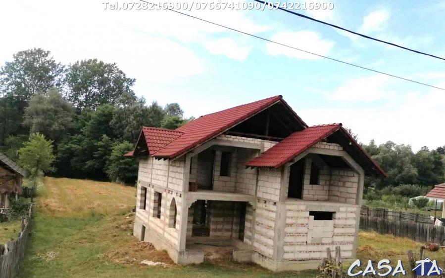 Casă individuală cu 6 camere cu Teren 2500 Mp în Berlești