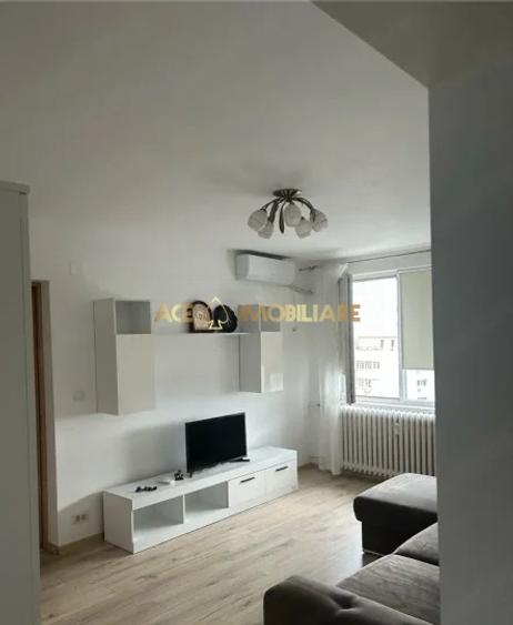 Apartament cu 3 camere decomandat, mobilat în Doamna Ghica