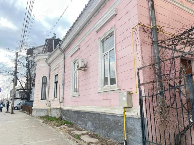 Casă cu 5 camere cu Teren 438 Mp în Central