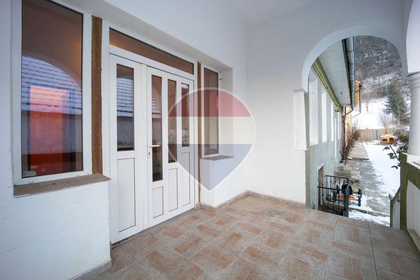 Casă individuală cu 7 camere cu Teren 835 Mp în Central