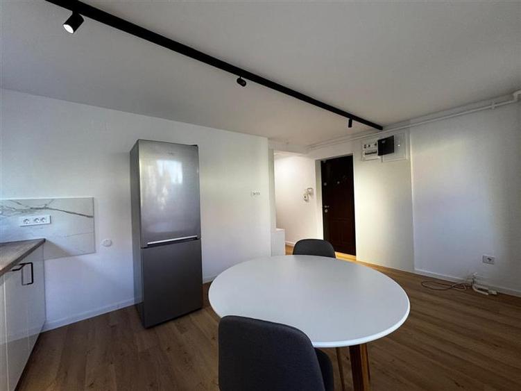 Apartament cu 3 camere semidecomandat, mobilat în Europa