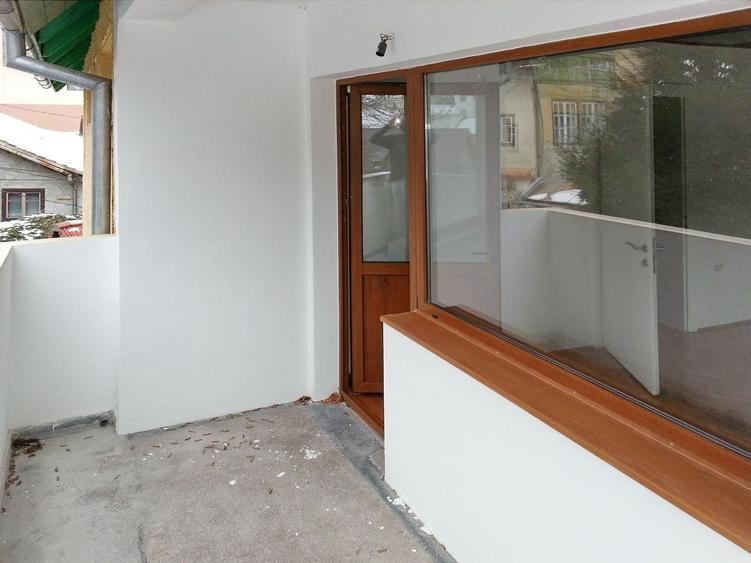 Casă individuală cu 7 camere cu Canalizare în Schei