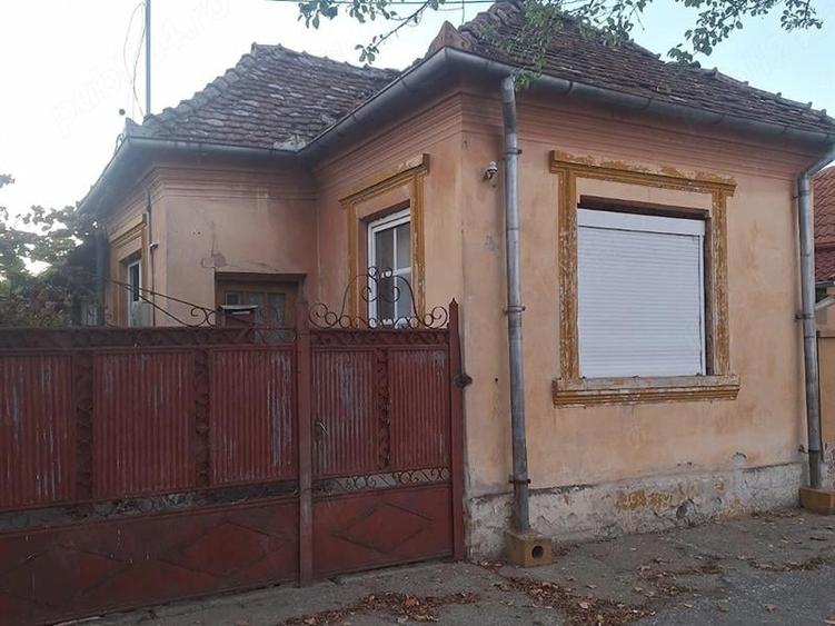 Casă individuală cu 6 camere cu Teren 400 Mp în Central