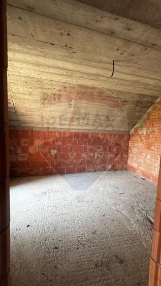 Casă individuală cu 6 camere cu Teren 1000 Mp în Costâna