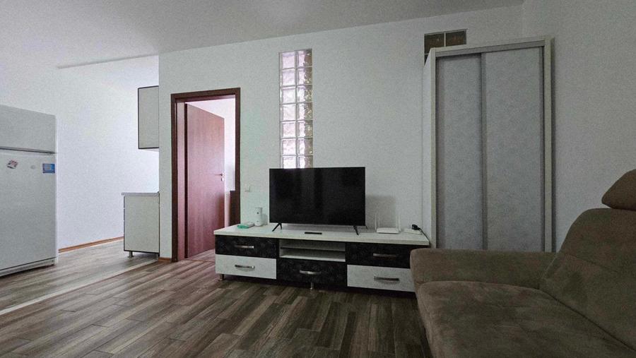 Apartament cu 3 camere nedecomandat în Nufărul