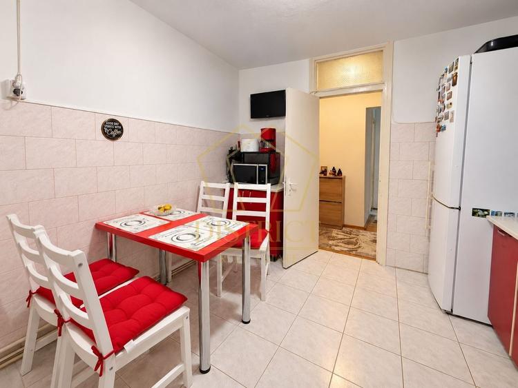 Apartament cu 3 camere decomandat, mobilat în Girocului