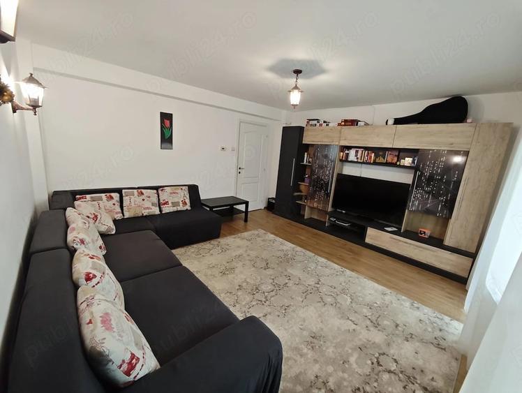 Apartament cu 3 camere decomandat în Păcii