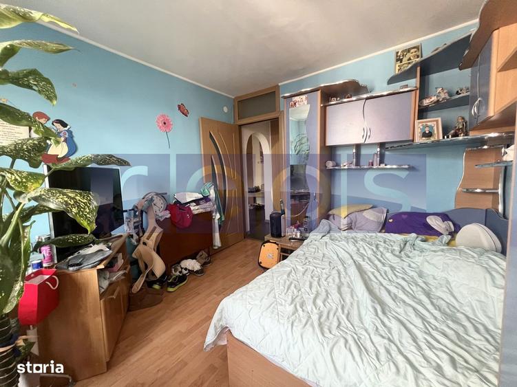 Apartament cu 4 camere semidecomandat în Crângași