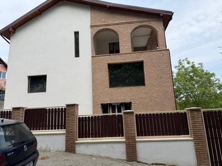 Casă cu 4 camere în Bujoreni