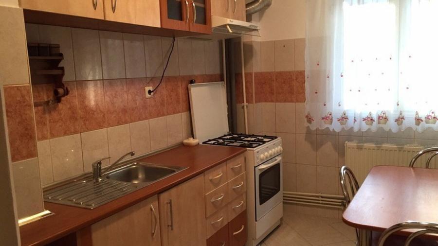 Apartament cu 3 camere decomandat în Tineretului