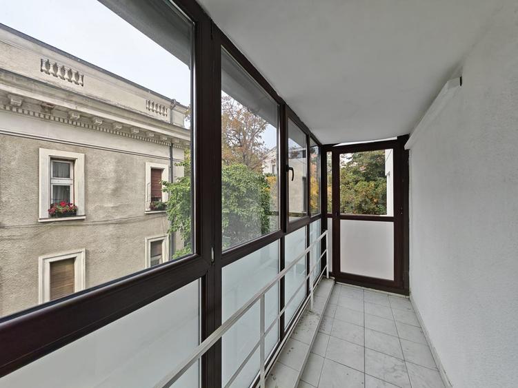 Apartament cu 6 camere nedecomandat în Aviatorilor