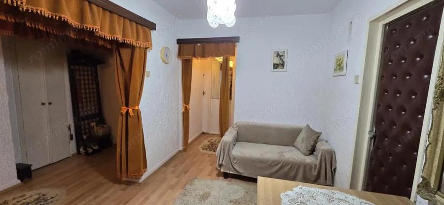 Apartament cu 4 camere decomandat, mobilat în Vest