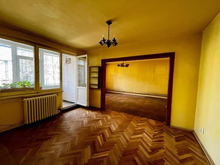 Apartament cu 4 camere decomandat în Central