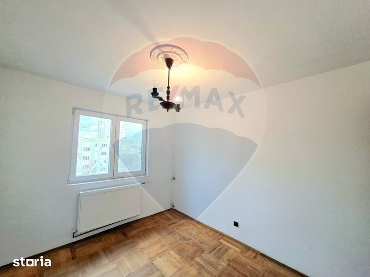 Apartament cu 3 camere semidecomandat în Romanilor