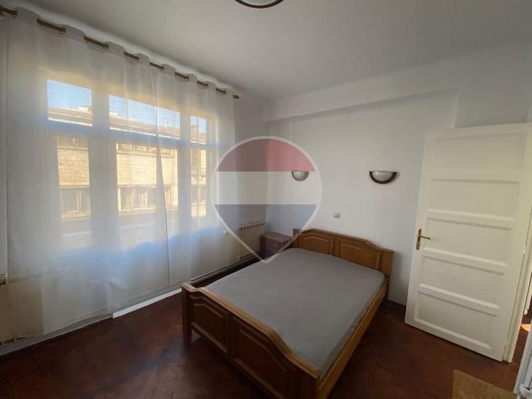 Apartament cu 3 camere decomandat în Periferie