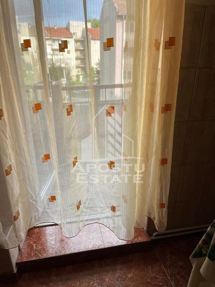 Apartament cu 3 camere decomandat, mobilat în Lunei
