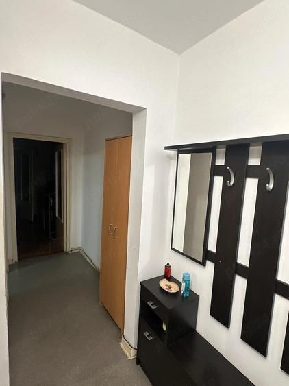 Apartament cu 3 camere semidecomandat în Micălaca