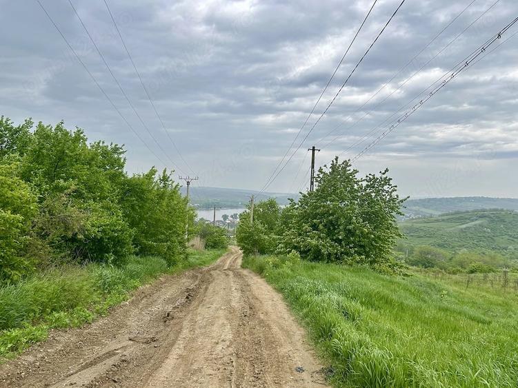 Teren de 5100 mp, în Aroneanu