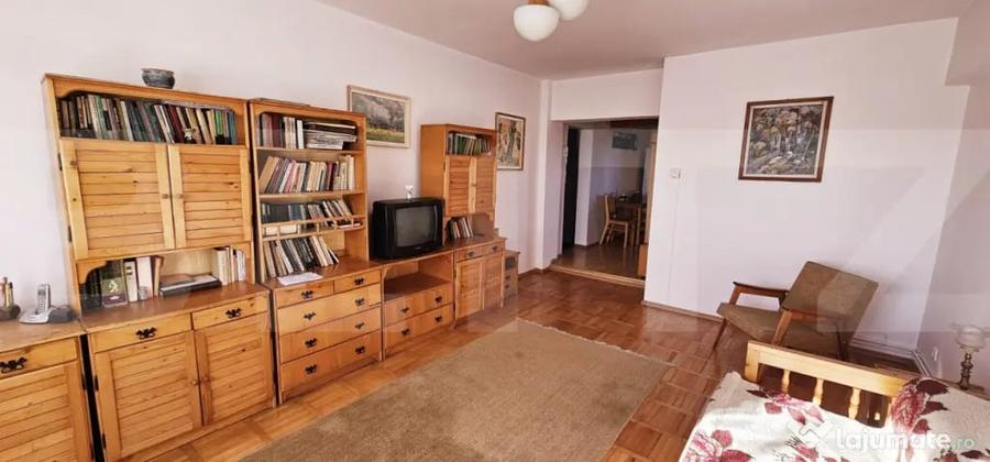 Apartament cu 3 camere semidecomandat în Central