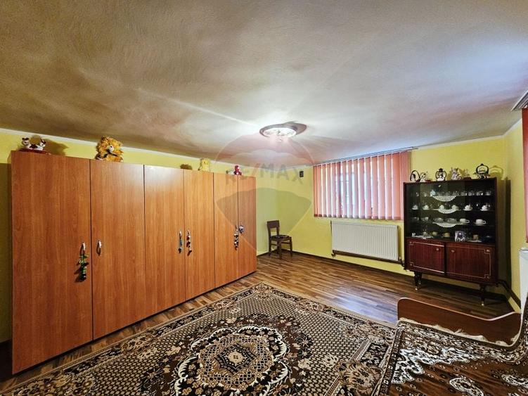 Casă individuală cu 5 camere cu Teren 141 Mp în Central